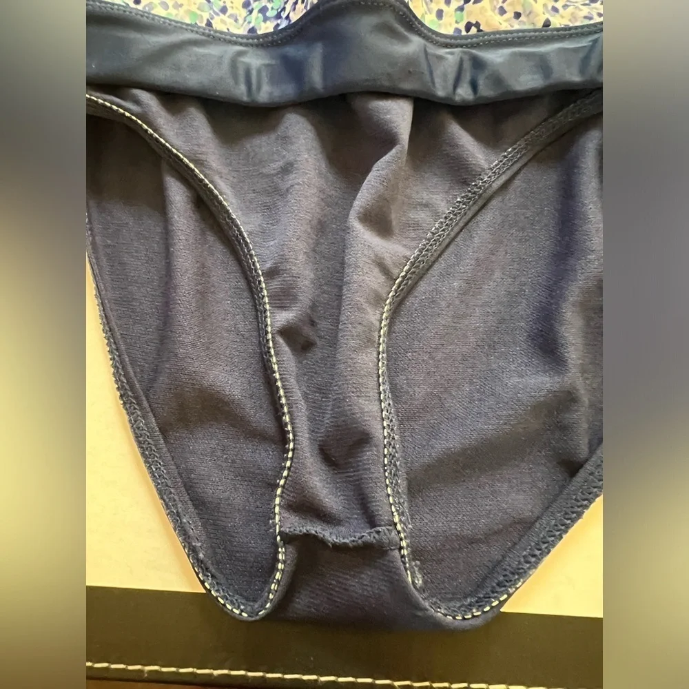 EDDIE BAUER RUNNING GIRLS SHORTS SIZE L. (14-16)